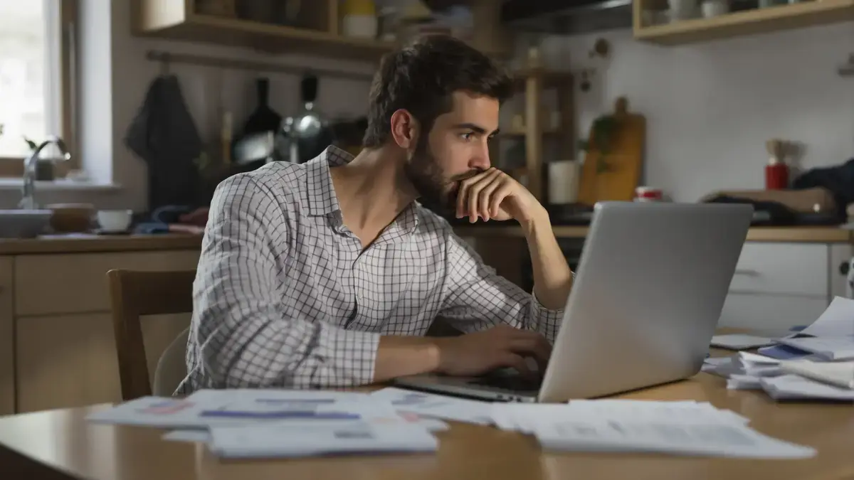 Experts zijn het erover eens: uw relatie met geld veranderen is niet alleen een kwestie van positieve psychologie, want het negeren van bestaande gewoonten kan tot vermijdbare financiële verliezen leiden.